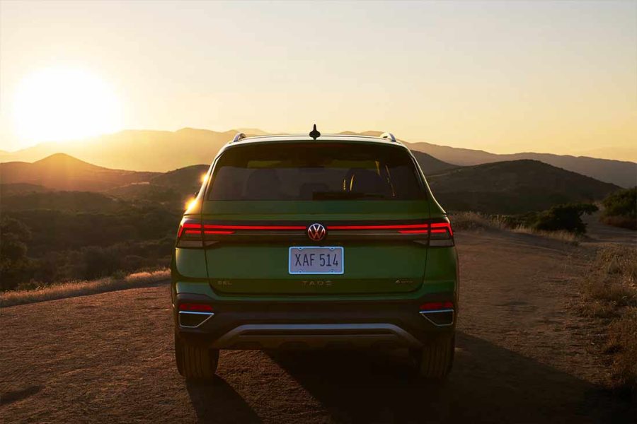 Volkswagen Taos 2025 color verde parte posterior en atardecer