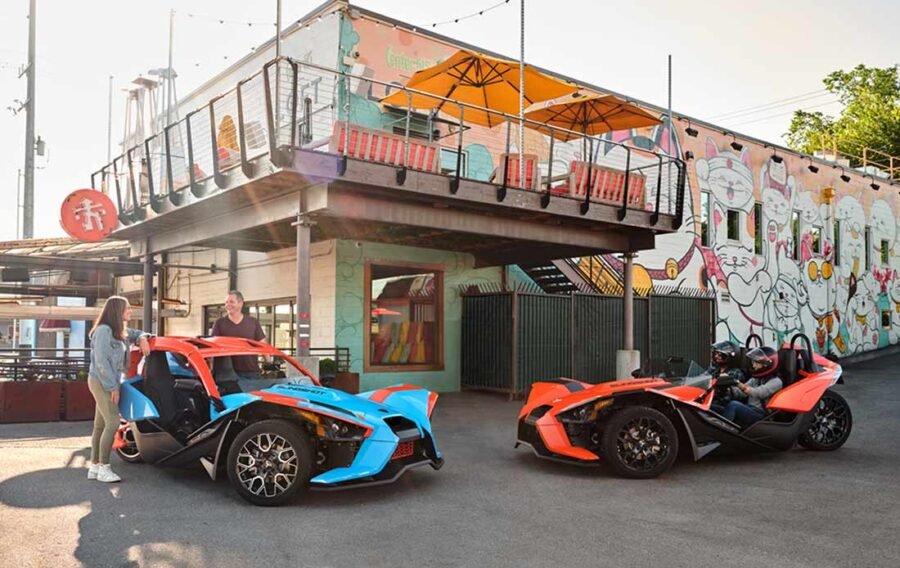 Slingshot R 2024 de Polaris: estacionados, color azul y color naranja