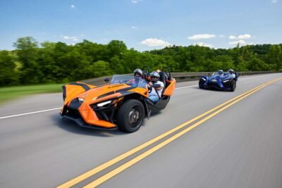 Slingshot R 2024 de Polaris: en carretera, exterior, velocidad, color naranja