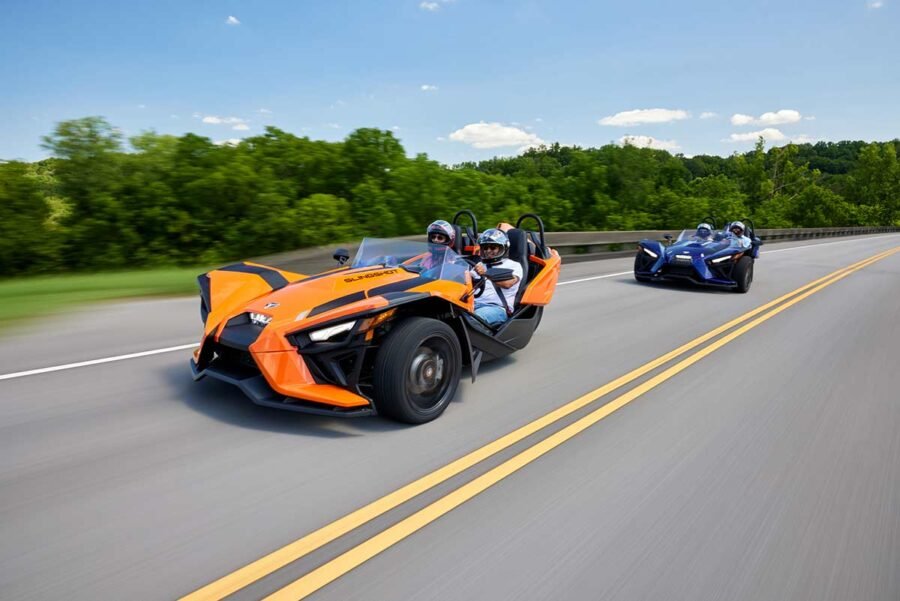 Slingshot R 2024 de Polaris: en carretera, exterior, velocidad, color naranja