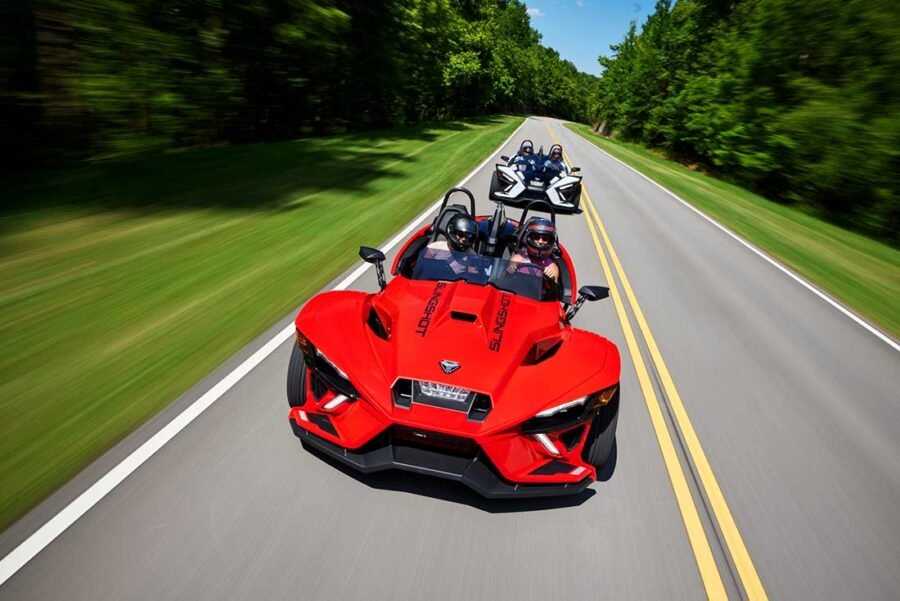 Slingshot R 2024 de Polaris: en carretera, exterior, velocidad, color rojo