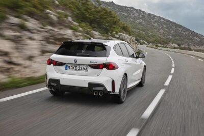 BMW Serie 1 2025 llega a México: exterior, parte posterior y lateral, carretera