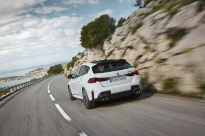 BMW Serie 1 2025 llega a México: exterior, parte posterior y lateral, carretera en curva