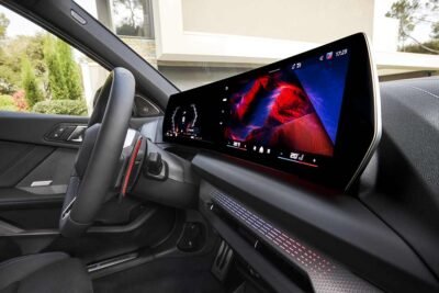  BMW Serie 1 2025, interiores, pantalla curva con Android Auto y Apple CarPlay