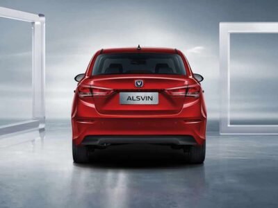 Changan Alsvin 2025 en México: exterior, color rojo, parte trasera, defensa, faros, escape