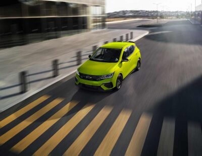 Chevrolet Aveo Hatchback 2025 versión Black Edition: exterior de frente en calle