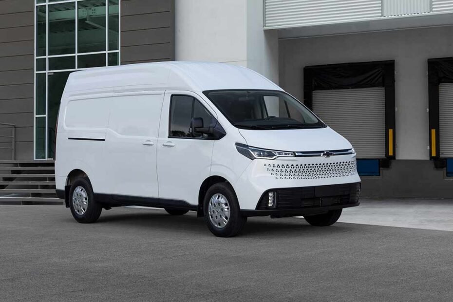 Chevrolet Express Max 2025 en México: diseño exterior color blanco