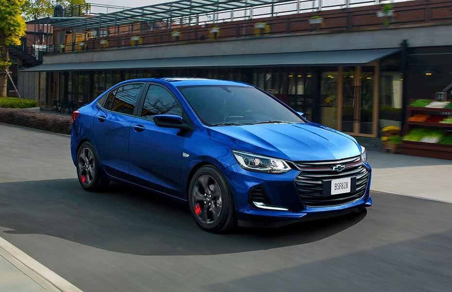 Chevrolet Onix 2025 en México: exterior, color azul, frente