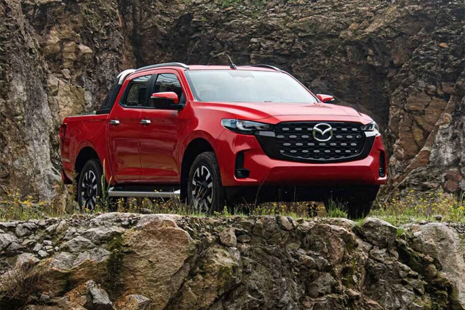 Nueva Mazda BT-50 2025 para México: color rojo en camino difícil, estacionada en el campo, rocas, montaña