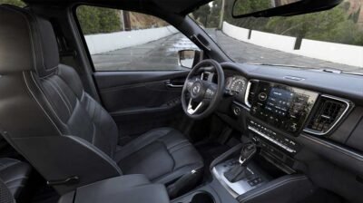 Nueva Mazda BT-50 2025 para México: interior, volante, asientos, consola, pantalla