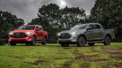 Nueva Mazda BT-50 2025 para México: color rojo y gris, diseño exterior