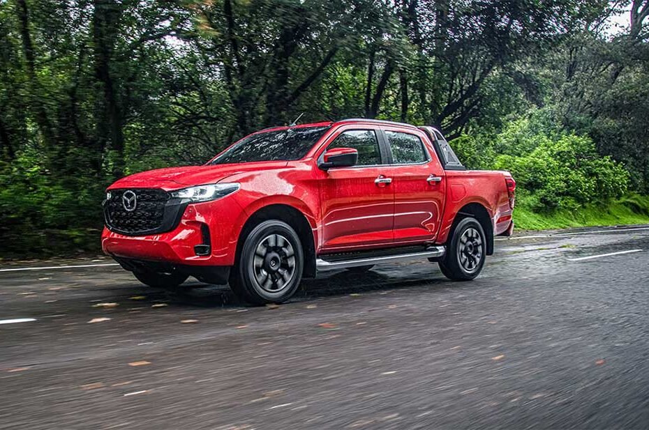 Nueva Mazda BT-50 2025 para México: color rojo en carretera