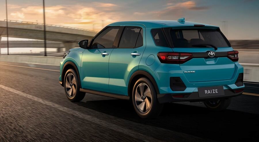 Toyota Raize 2025 en México: color azul en puente vehicular