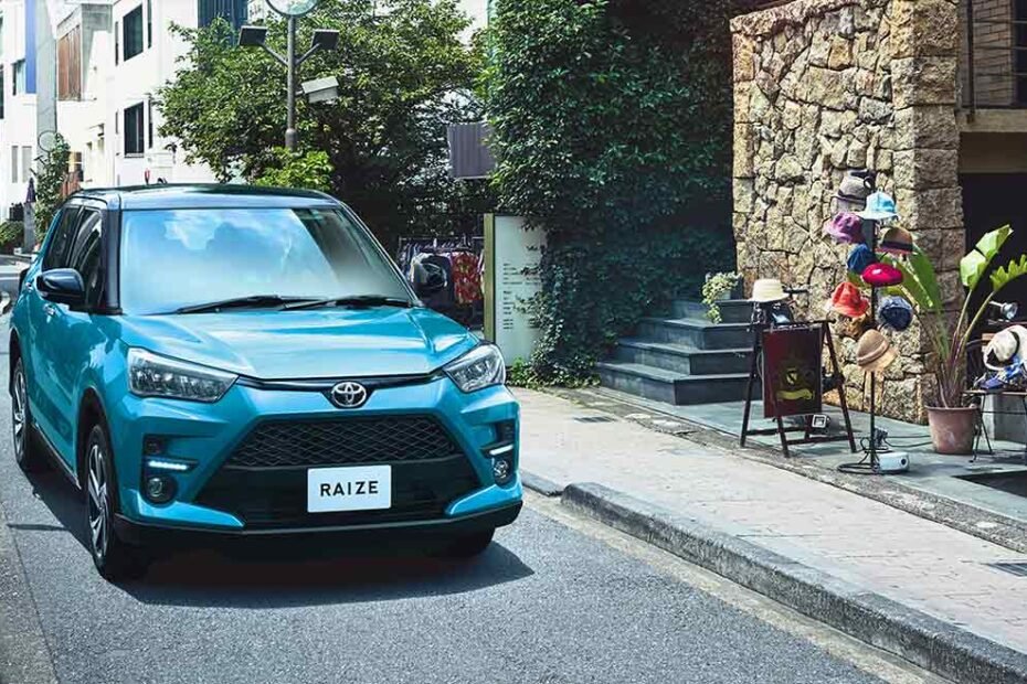 Toyota Raize 2025 en México: exterior, frente y lateral, color azul, en calle de Ciudad