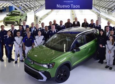 Volkswagen Taos 2025 desde la fábrica de Puebla en México: foto de la SUV con los trabajadores que realizan el proceso de fabricación