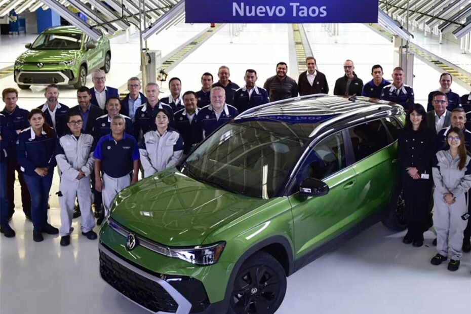 Volkswagen Taos 2025 desde la fábrica de Puebla en México: foto de la SUV con los trabajadores que realizan el proceso de fabricación