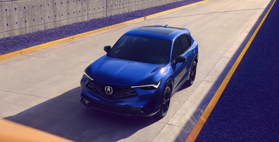 Acura ADX 2025 diseño exterior, color azul en calle de ciudad