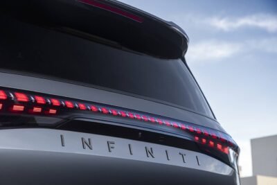 Infiniti QX80 2025 en México, diseño exterior, parte trasera, detalle de luz LED