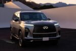 Infiniti QX80 2025 en México, diseño exterior, parte frontal con faros LED encendidos, defensa, parrilla