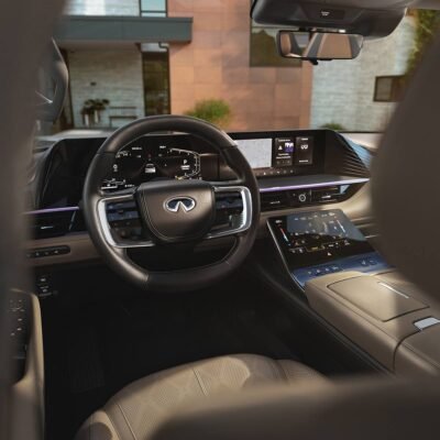 Infiniti QX80 2025 en México, diseño interior, volante, pantallas, consola central