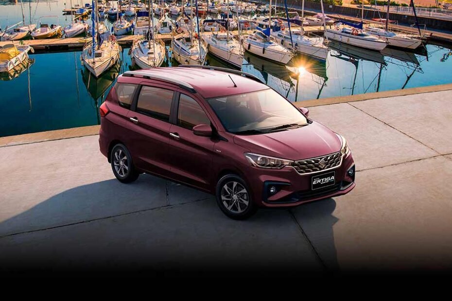 Suzuki Ertiga Boostergreen 2025 en México: diseño exterior estacionada en puerto