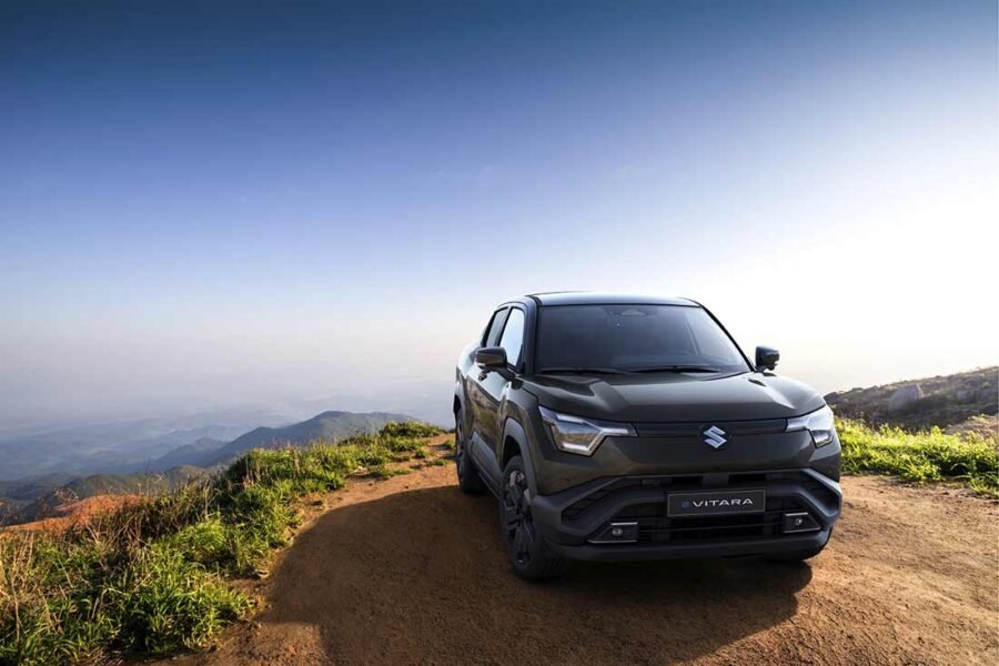 Suzuki e Vitara 2025, SUV 100% eléctrica: exterior estacionada en monte o cerro