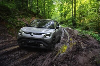 Suzuki e Vitara 2025, SUV 100% eléctrica: exterior en camino sin pavimentar, en bosque