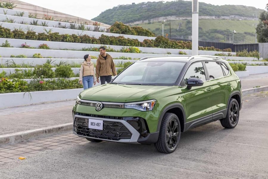 Volkswagen Nuevo Taos 2025 en México, diseño exterior, frontal, lateral, color verde con negro, estacionada en calle