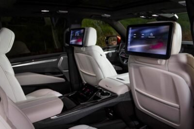 Cadillac Escalade 2025 en México, interior, asientos posteriores, pantallas en asientos