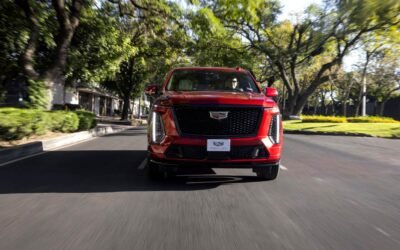 Cadillac Escalade 2025 en México, exterior, frente en calle