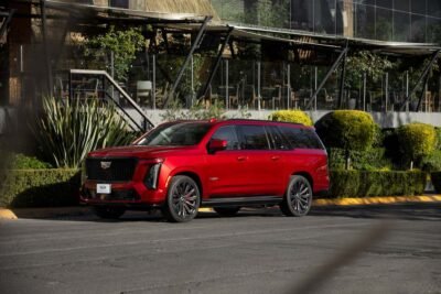 Cadillac Escalade 2025 en México, exterior, lateral y frente en calle estacionada