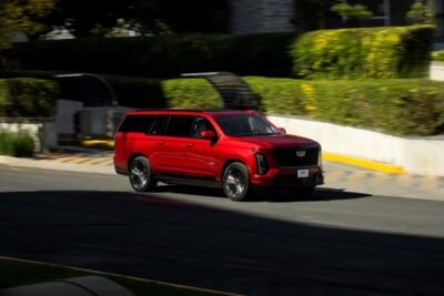 Cadillac Escalade 2025 en México, exterior, lateral y frente en calle, color rojo