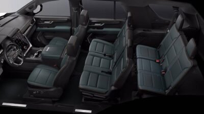 GMC Yukon 2025 en México, diseño interior, asientos con tres filas, vista lateral