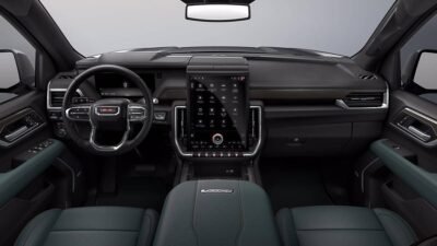 GMC Yukon 2025 en México, diseño interior, asientos frontales, volante, pantalla, consola central, tablero