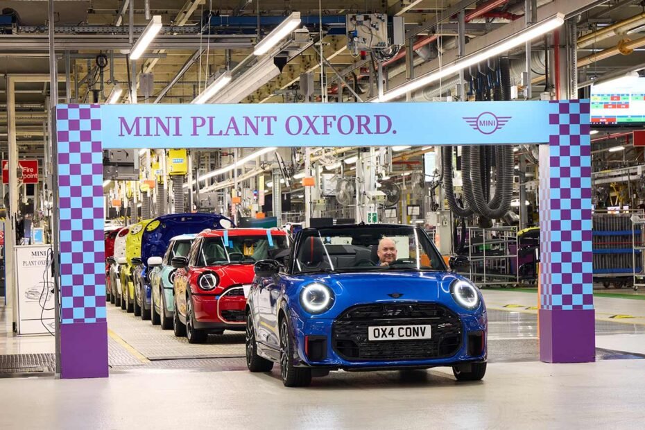 MINI Cooper Convertible 2025, sale de la línea de producción de la planta Mini en Oxford