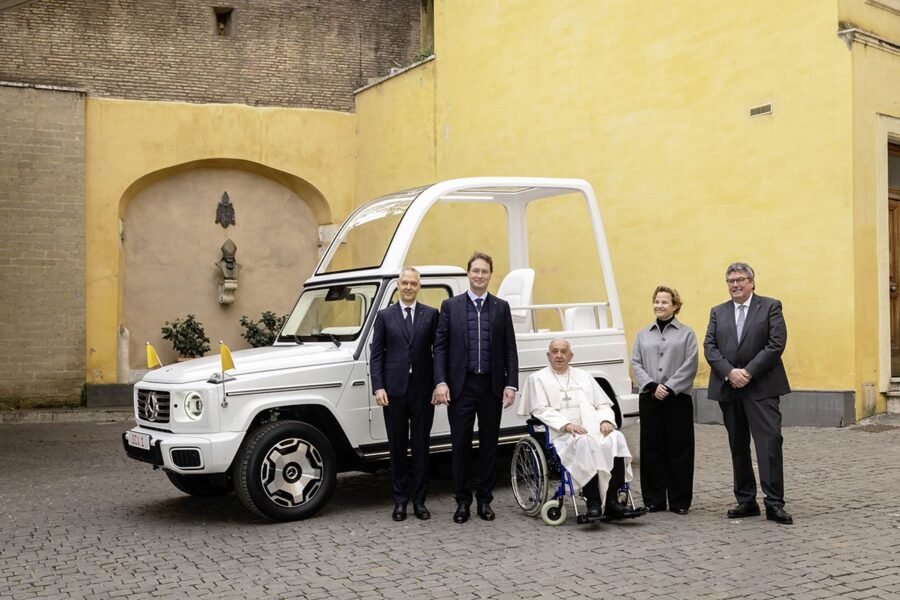 Papamóvil eléctrico de Mercedes-Benz 2025 - entrega oficial en el Vaticano