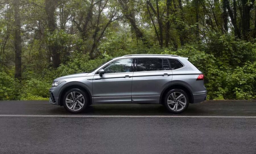 Volkswagen Tiguan R-Line 10 Años 2024 en México, exterior en carretera, lateral