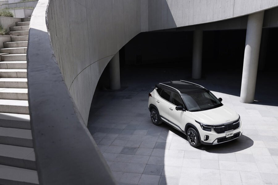 Kia Seltos 2025 en México, diseño exterior, color blanco con negro