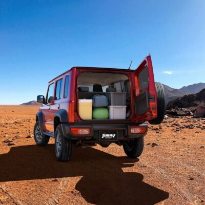 Suzuki Jimny 5 (5-Door) puertas 2025 en México, exterior, cajuela abierta o quinta puerta mostrando el maletero con amplio espacio