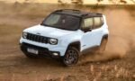 Jeep lanza el Renegade 2025 en México: exterior en terracería color blanco con techo negro