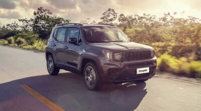 Jeep lanza el Renegade 2025 en México: exterior en carretera, parte frontal y lateral