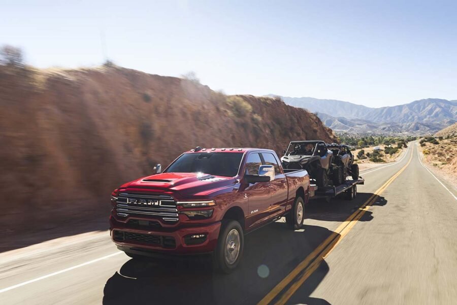 RAM 2500 2025 en México: exterior en carretera