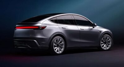 Tesla Model Y 2025, pronto en México: diseño exterior color plata, lateral