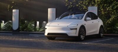 Tesla Model Y 2025, pronto en México: diseño exterior en estación de carga