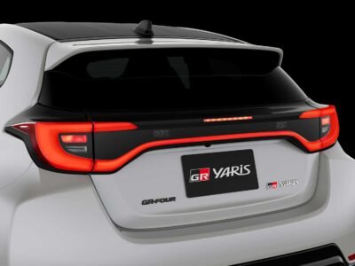 GR Yaris 2025 regresa a México con solo 150 unidades: exterior color blanco, parte posterior con faros LED de lado a lado, alerón trasero