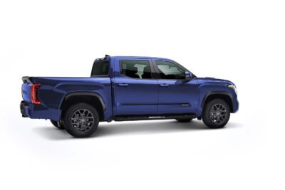 Toyota presenta en México la nueva Tundra HEV 2025, una pickup híbrida: exterior, color azul, lateral