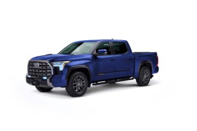 Toyota presenta en México la nueva Tundra HEV 2025, una pickup híbrida: exterior, color azul, lateral izquierdo