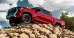 Toyota presenta en México la nueva Tundra HEV 2025, una pickup híbrida: exterior, color rojo, en montaña