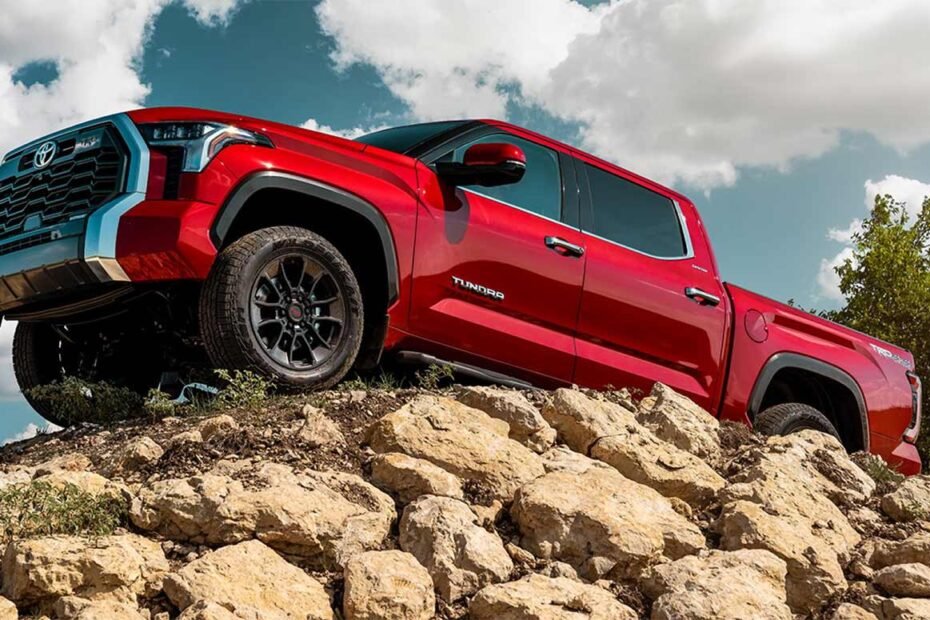 Toyota presenta en México la nueva Tundra HEV 2025, una pickup híbrida: exterior, color rojo, en montaña