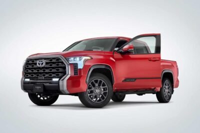 Toyota presenta en México la nueva Tundra HEV 2025, una pickup híbrida: exterior, color naranja, abriendo puerta